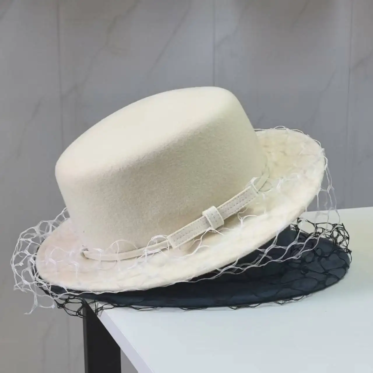 Роскошный дизайн, плоская шляпа Fedora с короткими полями, женская винтажная зимняя шляпа из чистой шерсти, элегантная шерстяная вуаль для лица, Fedoras Chapeu Feminino
Роскошный дизайн, плоская шляпа Fedora с короткими полями, женская винтажная зимняя шляпа из чистой шерсти, элегантная шерстяная вуаль для лица, Fedoras Chapeu Feminino