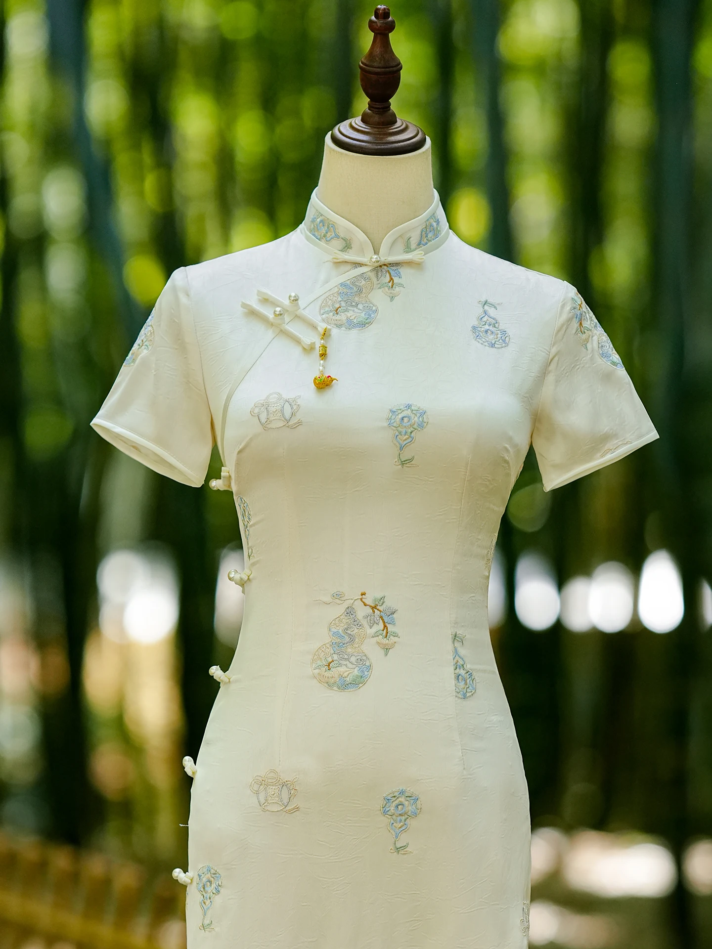 New Chinese Style Short Sleeve Dress Nanking Xing Daily Workwear Low Slit Long Qipao Gown Floral Pattern
New Chinese Style Short Sleeve Dress Nanking Xing Daily Workwear Low Slit Long Qipao Gown Floral Pattern