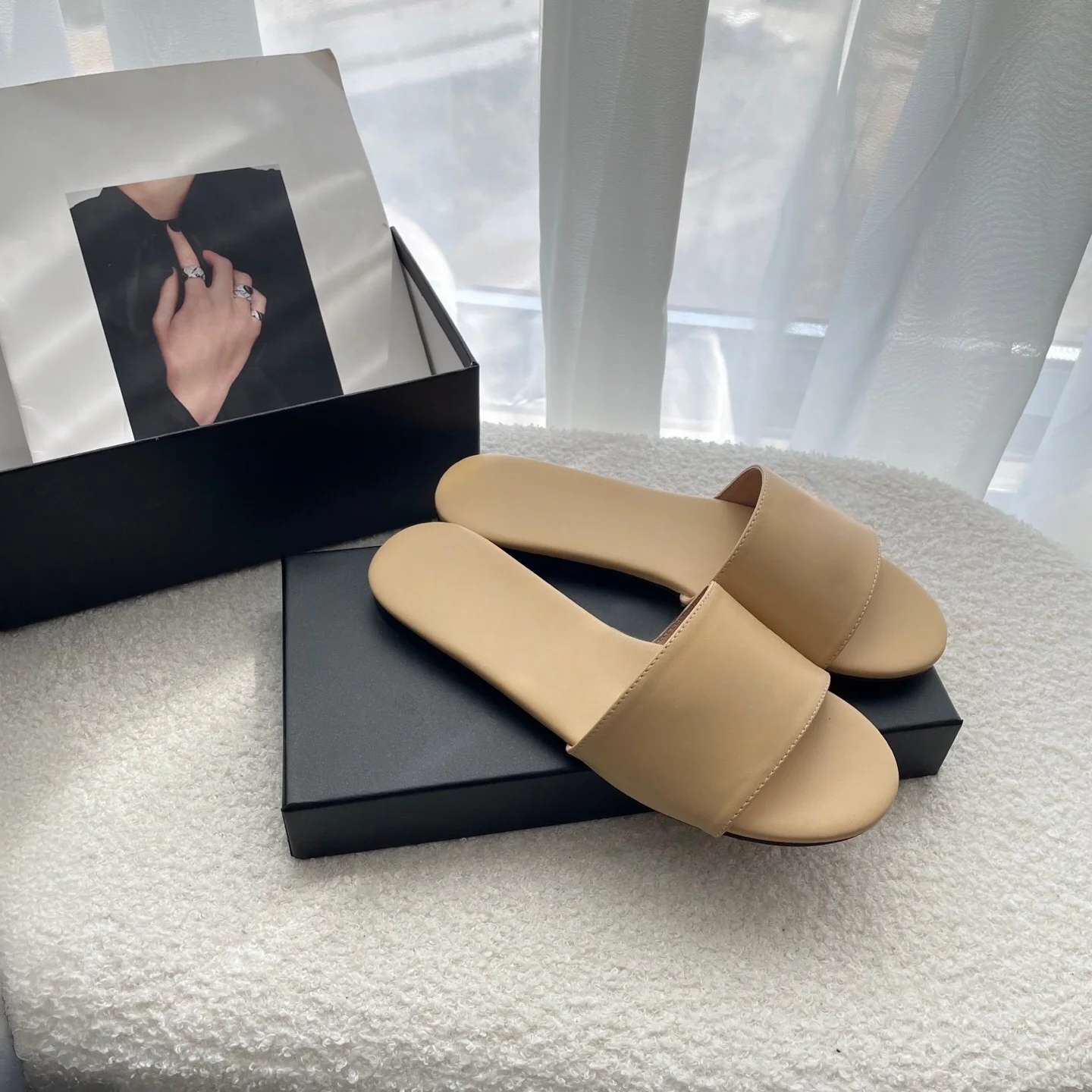Luxury Brand Fashion Slides Flat Sandals Casual Slides Beach Footwear Women's Slides Genuine Leather Premium Outdoor Sandals
Luxury Brand Fashion Slides Flat Sandals Casual Slides Beach Footwear Women's Slides Genuine Leather Premium Outdoor Sandals