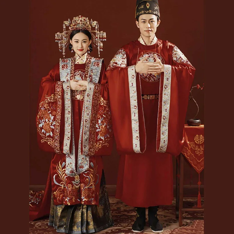 Couple Ming Dynasty High Quality Floral Embroidery Bride Groom Wedding Dress Retro Chinese Refined Stylish Marry Cheongsam
Couple Ming Dynasty High Quality Floral Embroidery Bride Groom Wedding Dress Retro Chinese Refined Stylish Marry Cheongsam