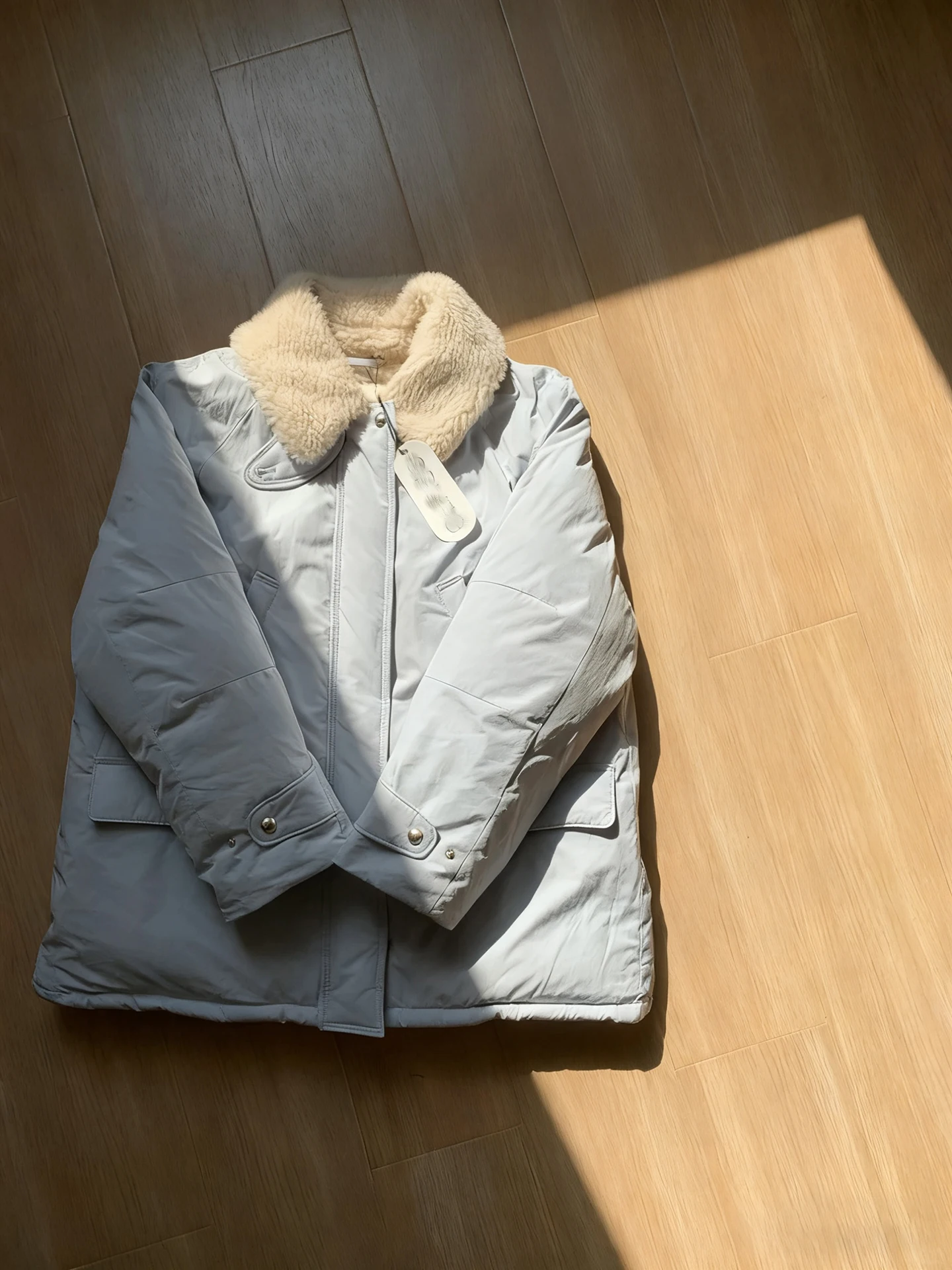 Пуховик-парка с меховым воротником из овчины, женский, в корейском стиле, очень красивый, теплый, свободный, зимняя верхняя одежда 2025
Пуховик-парка с меховым воротником из овчины, женский, в корейском стиле, очень красивый, теплый, свободный, зимняя верхняя одежда 2025