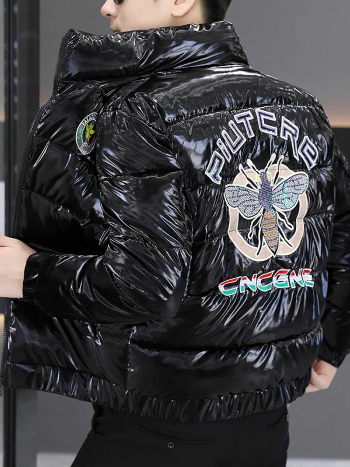 Мужская утепленная куртка из хлопка с воротником-стойкой, с узором в виде пчел, модная городская повседневная теплая куртка на молнии
Мужская утепленная куртка из хлопка с воротником-стойкой, с узором в виде пчел, модная городская повседневная теплая куртка на молнии