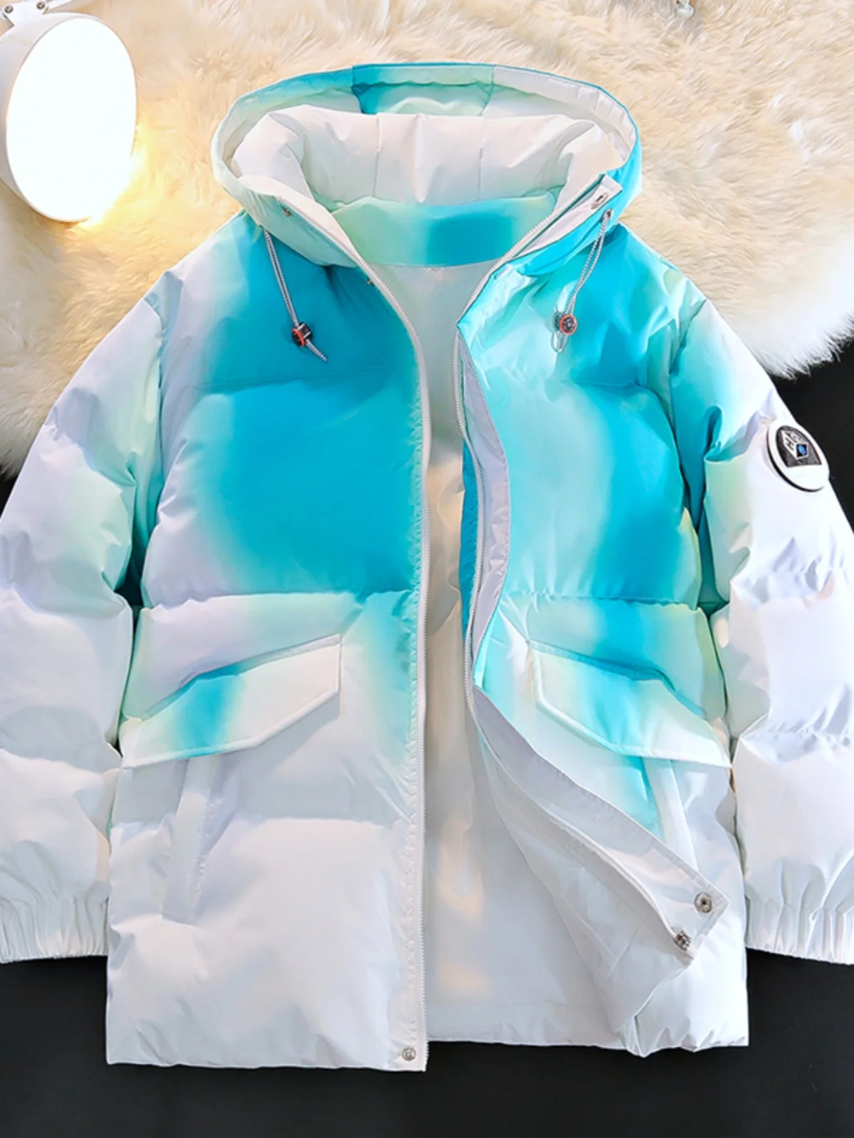 Корейская утепленная хлопковая куртка с капюшоном для мужчин и женщин, зимняя верхняя одежда, повседневная модная уличная одежда, градиентный цвет, свободный крой
Корейская утепленная хлопковая куртка с капюшоном для мужчин и женщин, зимняя верхняя одежда, повседневная модная уличная одежда, градиентный цвет, свободный крой