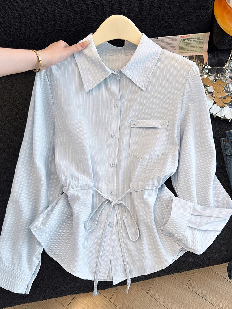 Весна 2026: Женская рубашка с длинным рукавом в полоску, с завязками на талии, молодежная, универсальная, в корейском стиле, для повседневной носки, дышащая, приятная к телу.
Весна 2026: Женская рубашка с длинным рукавом в полоску, с завязками на талии, молодежная, универсальная, в корейском стиле, для повседневной носки, дышащая, приятная к телу.