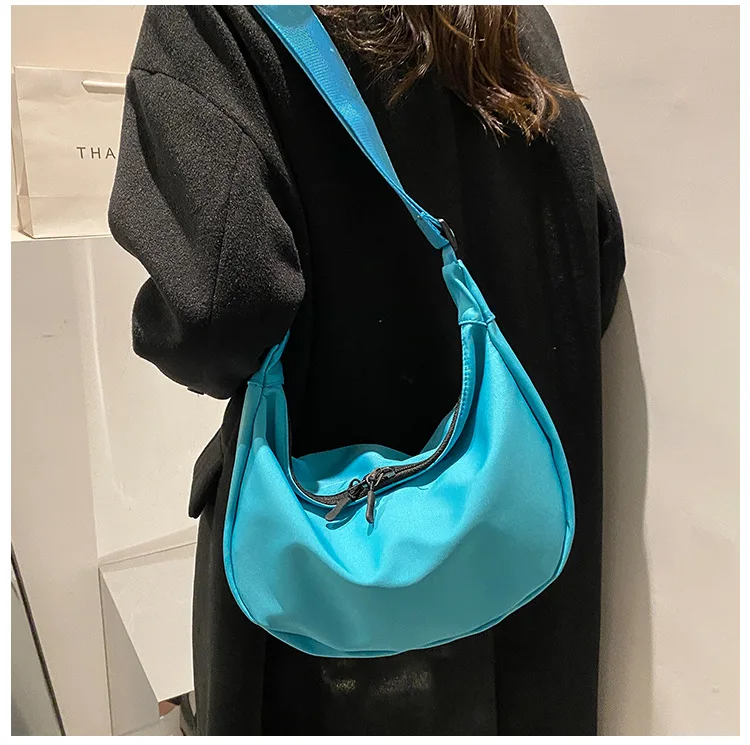 Women's Dumpling Bag 2021 New Autumn And Winter Large-capacity Messenger Bag Casual Light Oxford Cloth Simple Dumpling Bag
Women's Dumpling Bag 2021 New Autumn And Winter Large-capacity Messenger Bag Casual Light Oxford Cloth Simple Dumpling Bag