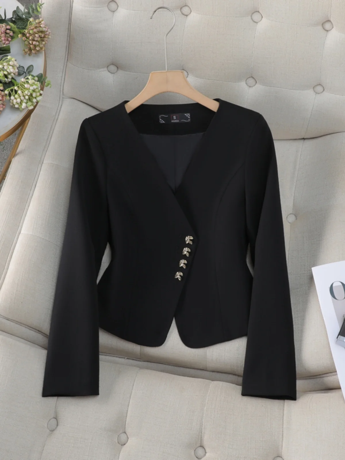 Женский приталенный пиджак без воротника из полиэстера для офиса, модный, весна-осень, новинка
Женский приталенный пиджак без воротника из полиэстера для офиса, модный, весна-осень, новинка