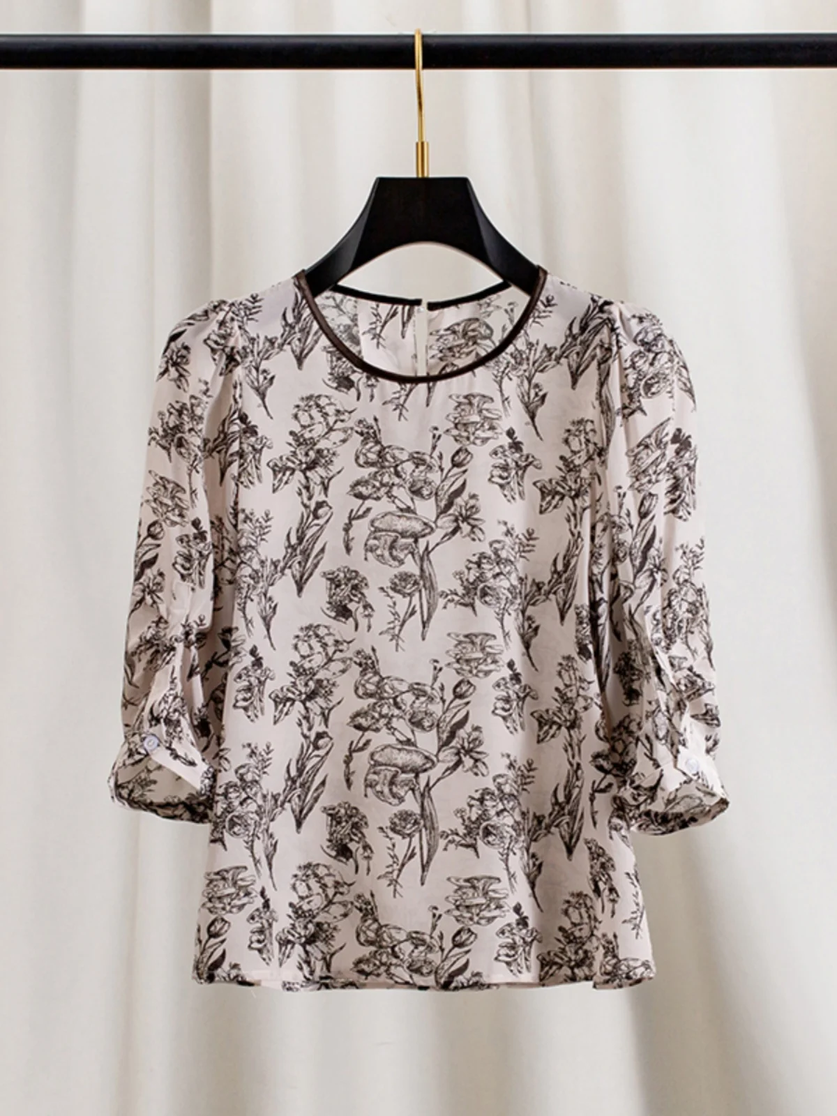 Шелковый топ с коротким рукавом, женский, роскошный, свободного кроя, скрывающий живот, с принтом, из шифона, в европейском стиле, с рукавами-фонариками, круглый вырез.
Шелковый топ с коротким рукавом, женский, роскошный, свободного кроя, скрывающий живот, с принтом, из шифона, в европейском стиле, с рукавами-фонариками, круглый вырез.