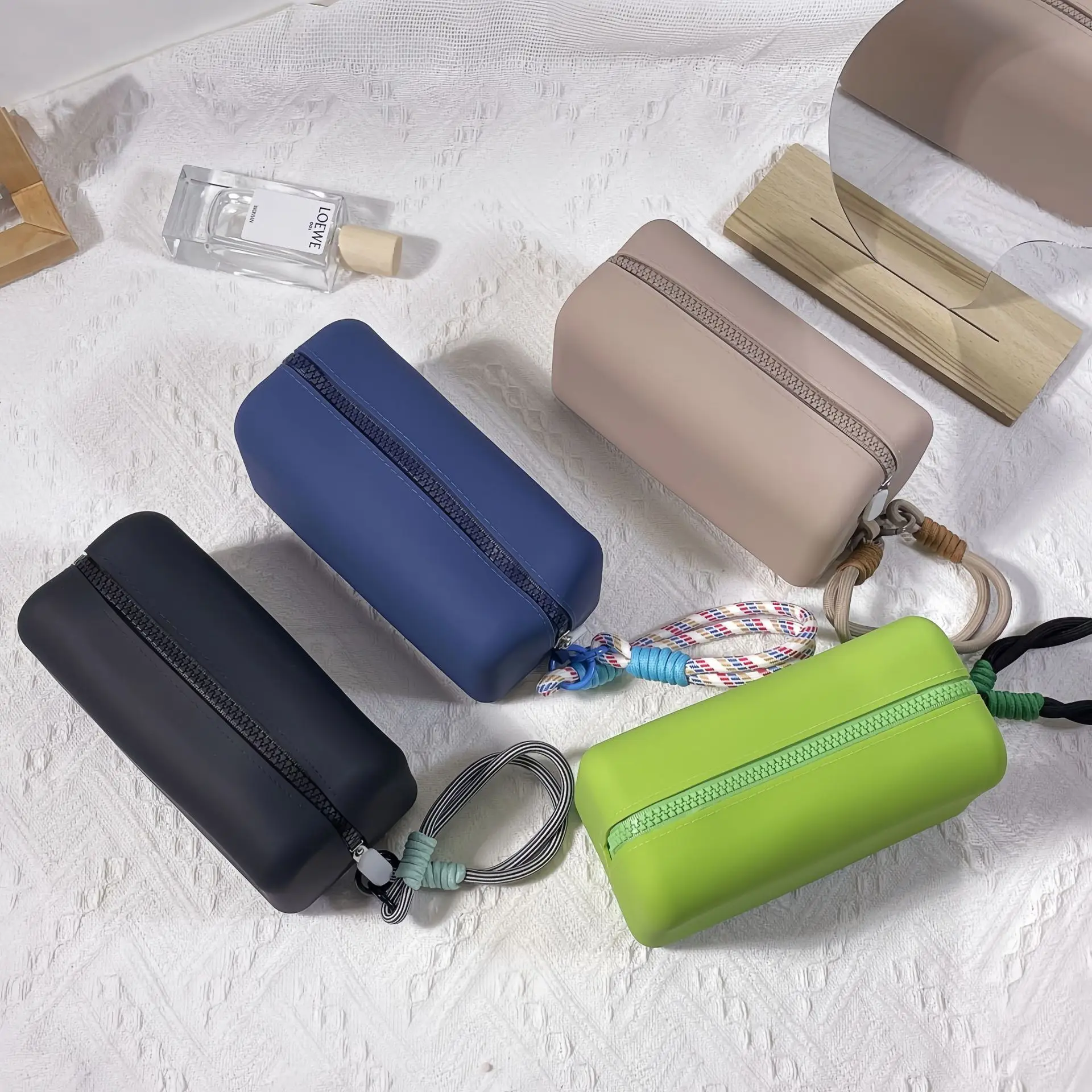 Cosmetic bag Waterproof and dustproof storage bag Large capacity travel silicone cosmetic bag Foldable and easy to clean
Cosmetic bag Waterproof and dustproof storage bag Large capacity travel silicone cosmetic bag Foldable and easy to clean