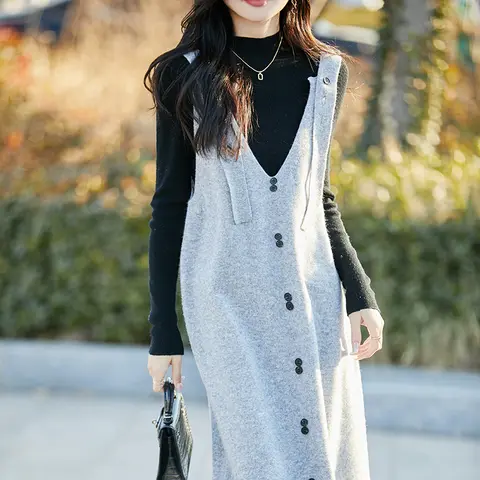 100% Merino wool shoulder strap women's dress sleeveless knit solid color V-neck autumn and winter fashion soft clothing.