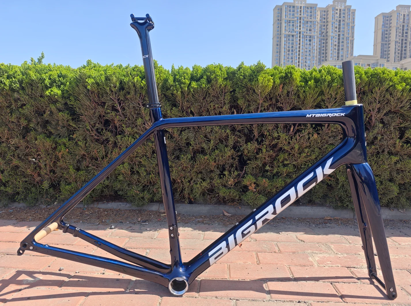 Bigrock Large stone 700C carbon fiber road frame TEAM version ultra-light high modulus carbon fiber disc brake frame
Bigrock Large stone 700C carbon fiber road frame TEAM version ultra-light high modulus carbon fiber disc brake frame