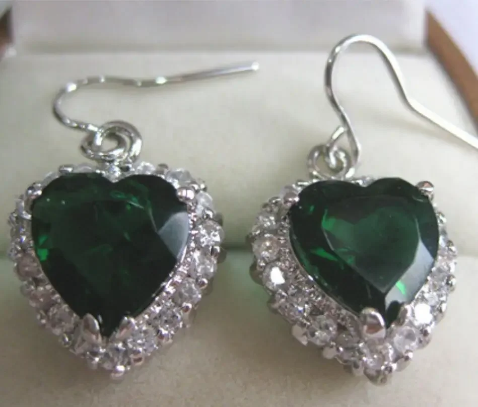 Women's fashion simple temperament square metal silver plated dark green zircon faceted Heart Earrings
Women's fashion simple temperament square metal silver plated dark green zircon faceted Heart Earrings
