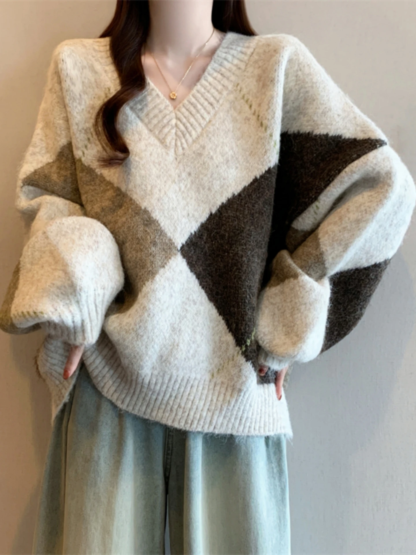 Retro Geometric V-Neck Knitted Base Shirt Sweater Women's Spring Autumn plus Size Loose European Style Top
Retro Geometric V-Neck Knitted Base Shirt Sweater Women's Spring Autumn plus Size Loose European Style Top
