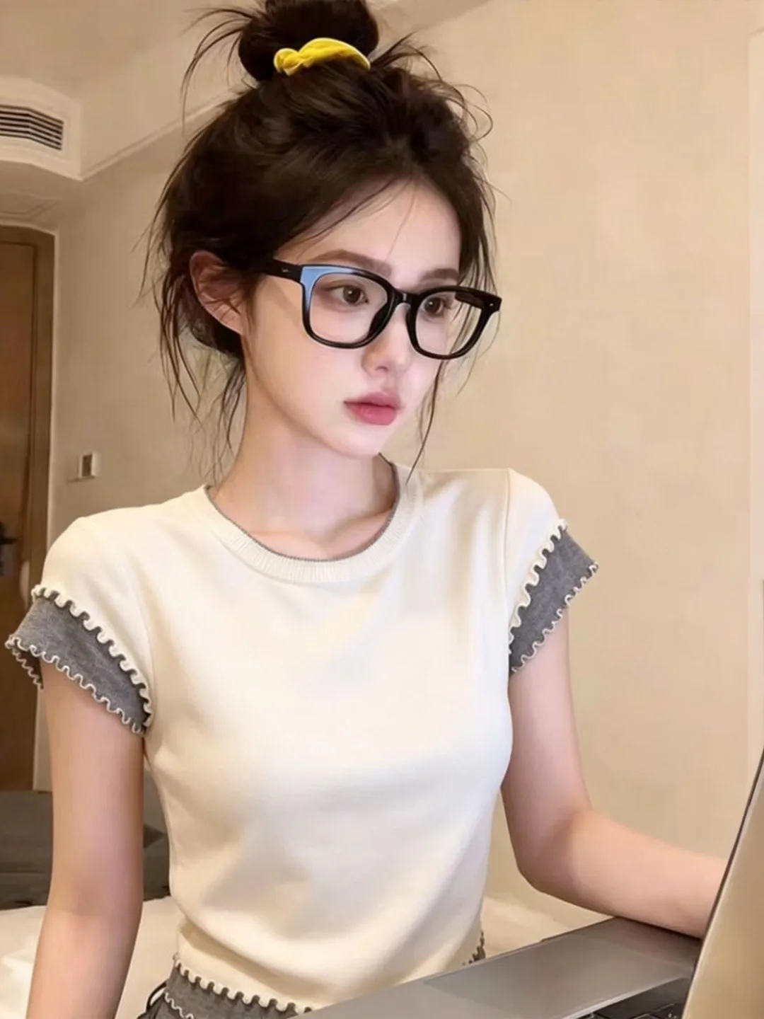 Korean Style Short Sleeve T-Shirt Women's Slim Fit Sweet Short Length Top Padded round Neck Casual Style Summer Wear
Korean Style Short Sleeve T-Shirt Women's Slim Fit Sweet Short Length Top Padded round Neck Casual Style Summer Wear