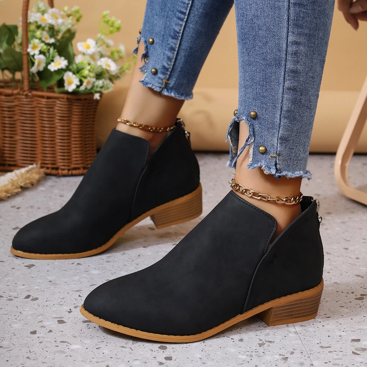 Women's Shoes New 2025 Large Size British Style Pure Color Pointed Toe Casual Back Zipper Low Heel Thick Heel Women Ankle Boots
Women's Shoes New 2025 Large Size British Style Pure Color Pointed Toe Casual Back Zipper Low Heel Thick Heel Women Ankle Boots