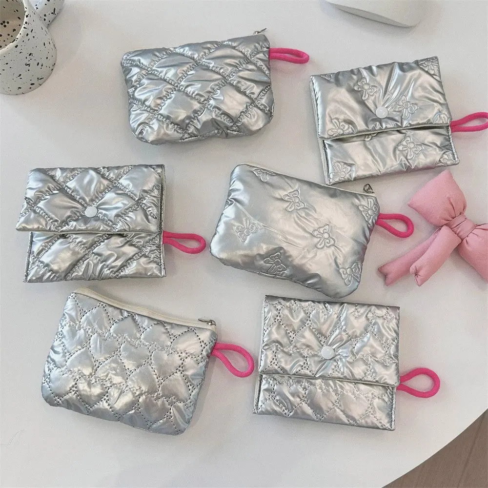 Серебристая женская сумочка-кошелек с узором в виде сердечек, милая сумочка с бантом, косметичка, мини-сумочка для гигиенических прокладок, женская сумочка для монет и ключей
Серебристая женская сумочка-кошелек с узором в виде сердечек, милая сумочка с бантом, косметичка, мини-сумочка для гигиенических прокладок, женская сумочка для монет и ключей