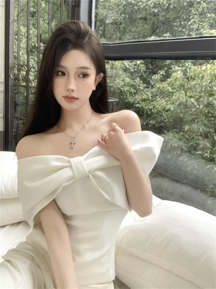 Black White 2025 New Spring Fashion Big Bow Slash Neck Shirt Sexy Off Shoulder Bottoming Top Women Slim Strapless Short Blouse
Black White 2025 New Spring Fashion Big Bow Slash Neck Shirt Sexy Off Shoulder Bottoming Top Women Slim Strapless Short Blouse