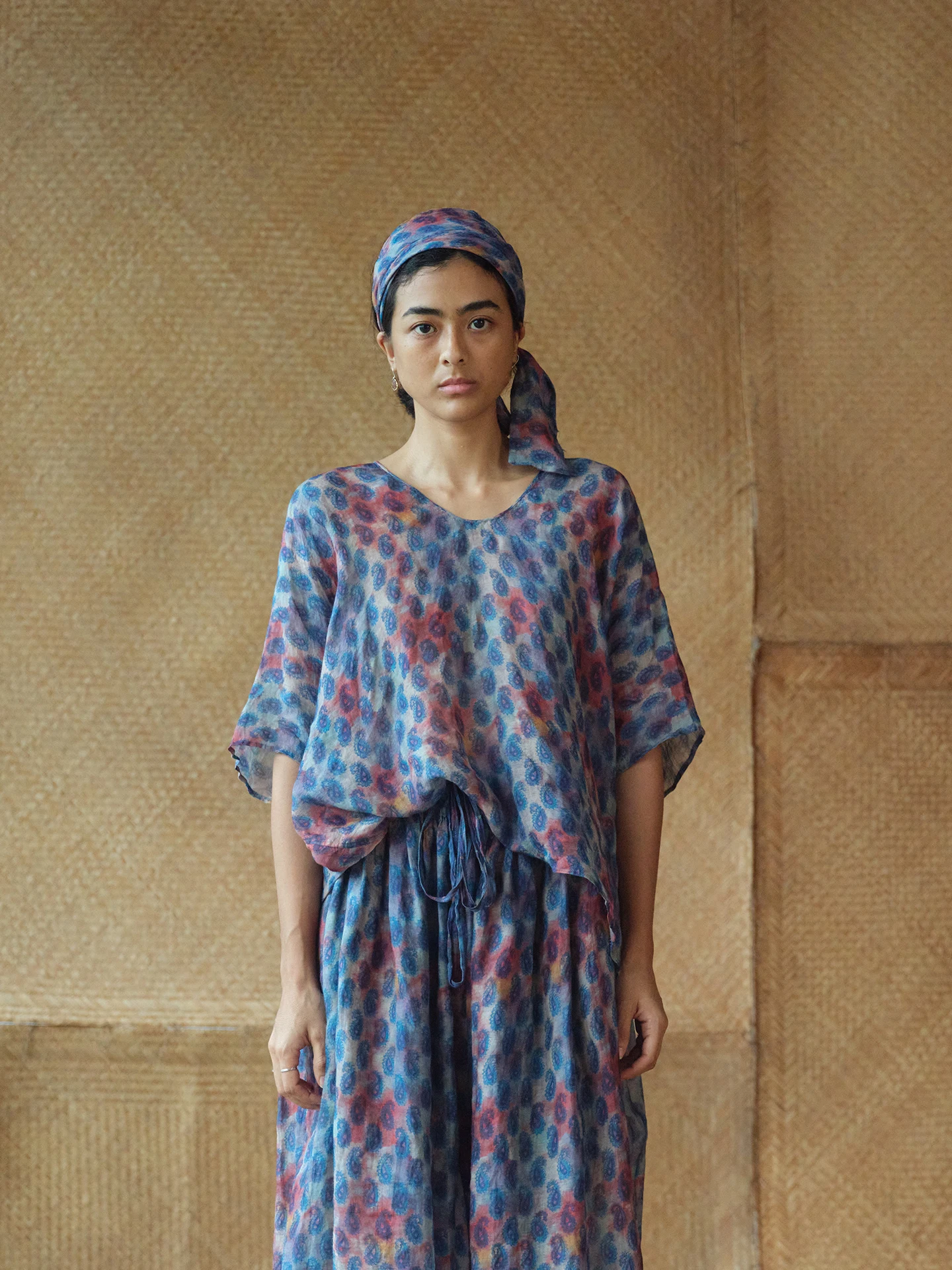 Художественная льняная рубашка с принтом в оригинальном ретро-стиле, женская свободная рубашка с круглым вырезом и коротким рукавом, влагоотталкивающая.
Художественная льняная рубашка с принтом в оригинальном ретро-стиле, женская свободная рубашка с круглым вырезом и коротким рукавом, влагоотталкивающая.