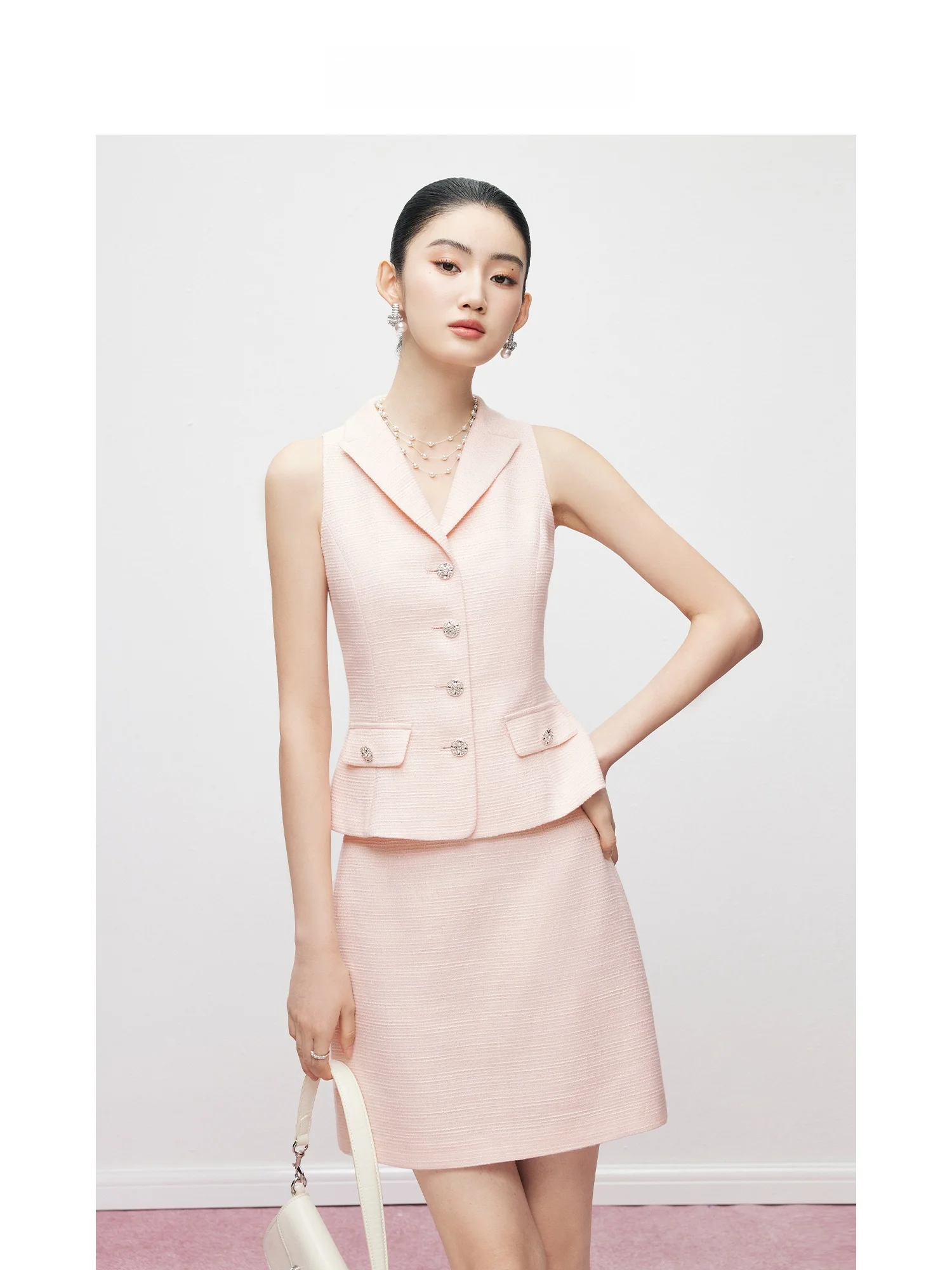 MandyZhang Pink Textureless Sleeve Collar Vest Women's Spring Summer Heavy Drill Button Elegant Top Fashionable Slim Fit
MandyZhang Pink Textureless Sleeve Collar Vest Women's Spring Summer Heavy Drill Button Elegant Top Fashionable Slim Fit