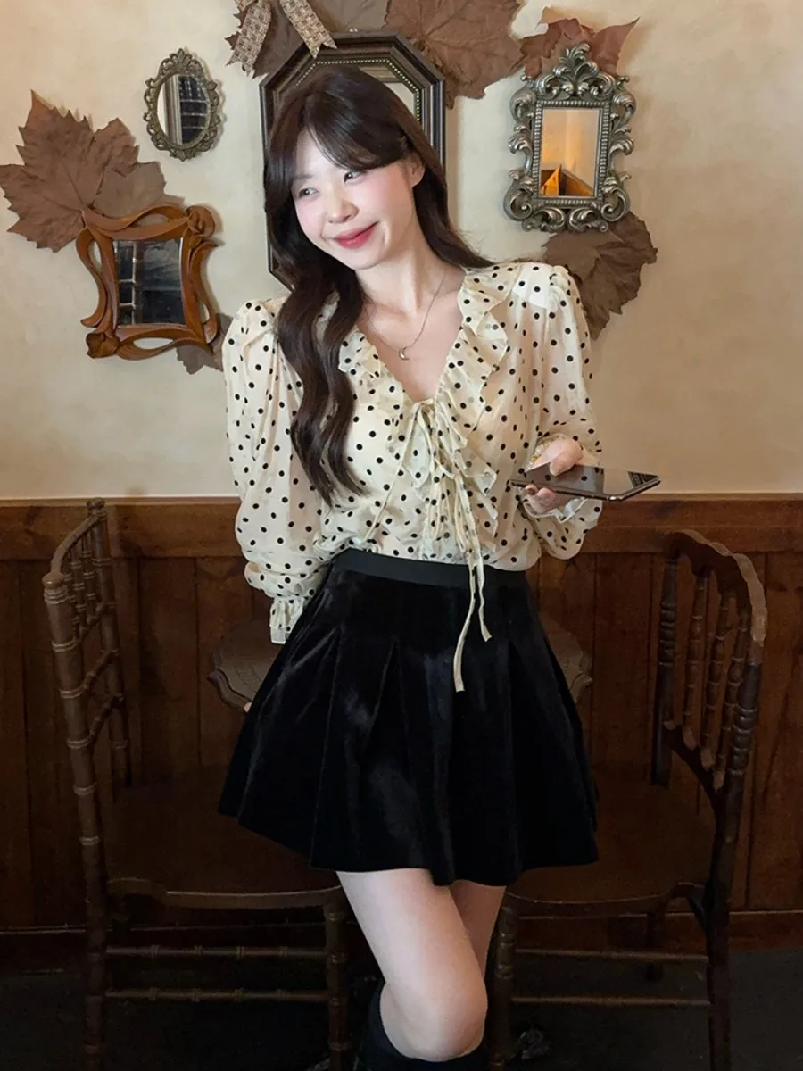 plus Size Women's Vintage Polka Dot Shirt with Bell Sleeves V Neck Slimming Gored Hem Casual Style Long Sleeve Summer Top
plus Size Women's Vintage Polka Dot Shirt with Bell Sleeves V Neck Slimming Gored Hem Casual Style Long Sleeve Summer Top