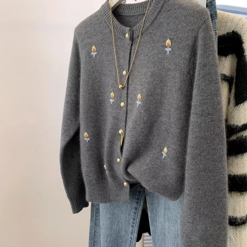 Женский осенне-зимний новый милый универсальный топ на пуговицах, корейская версия, серый свитер в консервативном стиле с вышивкой, куртка-кардиган 
Женский осенне-зимний новый милый универсальный топ на пуговицах, корейская версия, серый свитер в консервативном стиле с вышивкой, куртка-кардиган