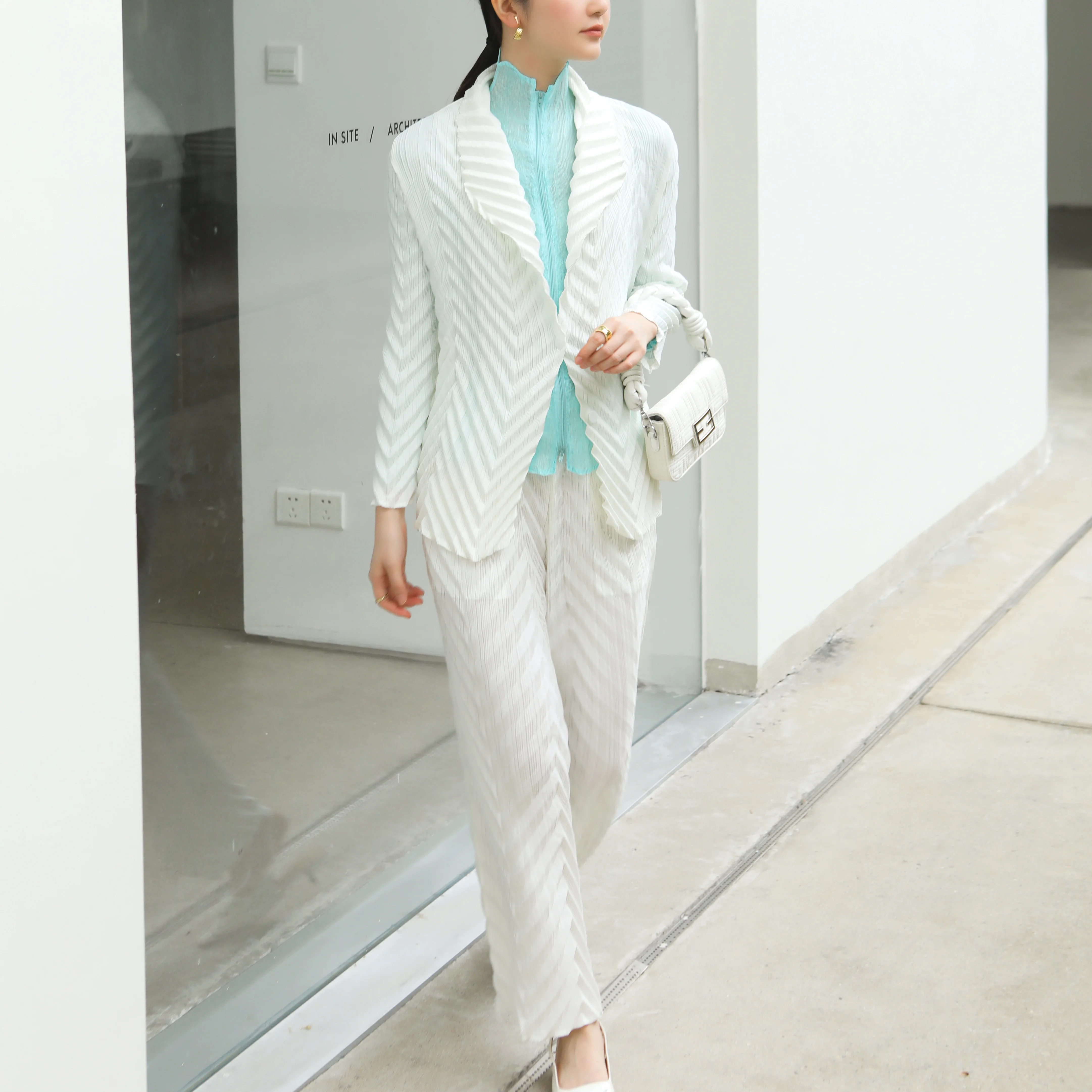 2024 early spring high-end pleated soft temperament commuter suit fashion casual upscale suit
2024 early spring high-end pleated soft temperament commuter suit fashion casual upscale suit