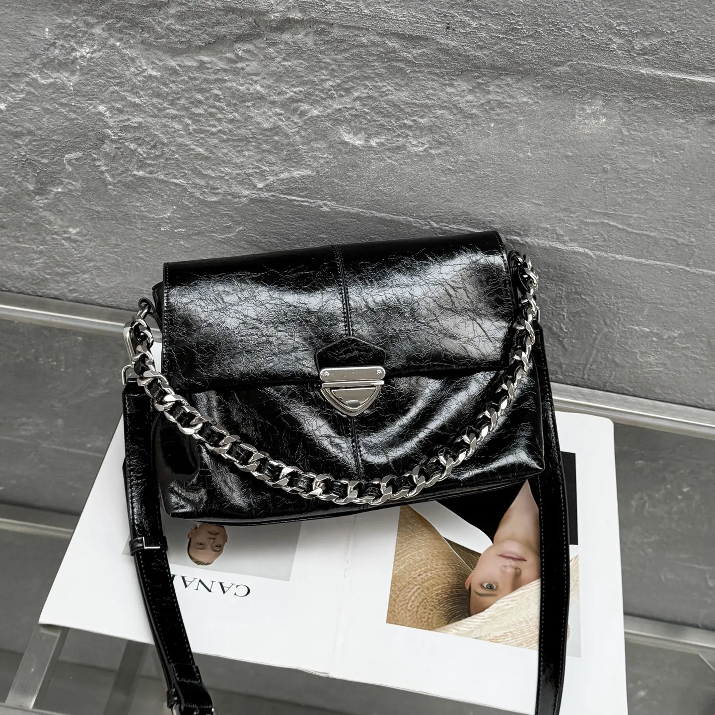 Triangle Lock Casual 2025 Solid Color Personalized Design New Ancient Chain Foreign Style Underarm Shoulder Crossbody Bag
Triangle Lock Casual 2025 Solid Color Personalized Design New Ancient Chain Foreign Style Underarm Shoulder Crossbody Bag