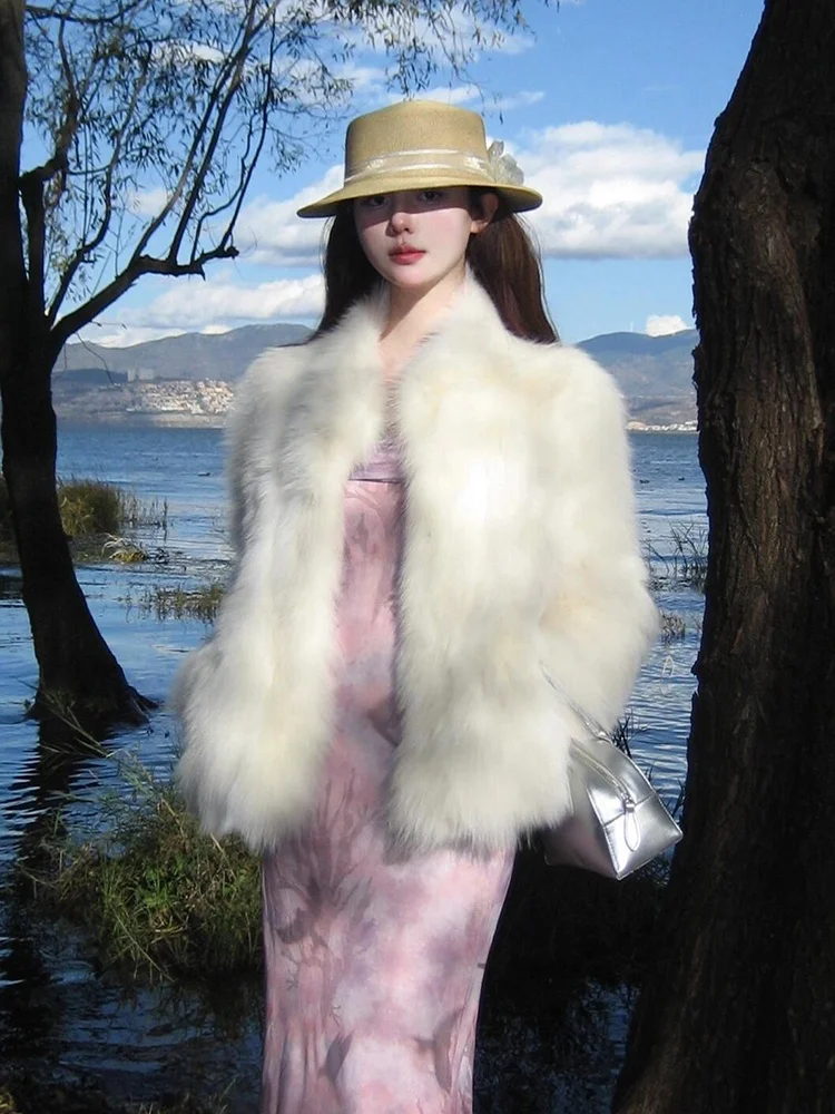 Новая женская утепленная шуба из искусственного меха 2025 года, теплая, модная, маленького размера, нейтральная, из полиэстера
Новая женская утепленная шуба из искусственного меха 2025 года, теплая, модная, маленького размера, нейтральная, из полиэстера