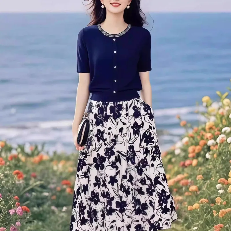 Women Elegant Short Sleeve Knit Top Floral Midi Skirt Commute Two Piece Outfit Plus Size
Women Elegant Short Sleeve Knit Top Floral Midi Skirt Commute Two Piece Outfit Plus Size