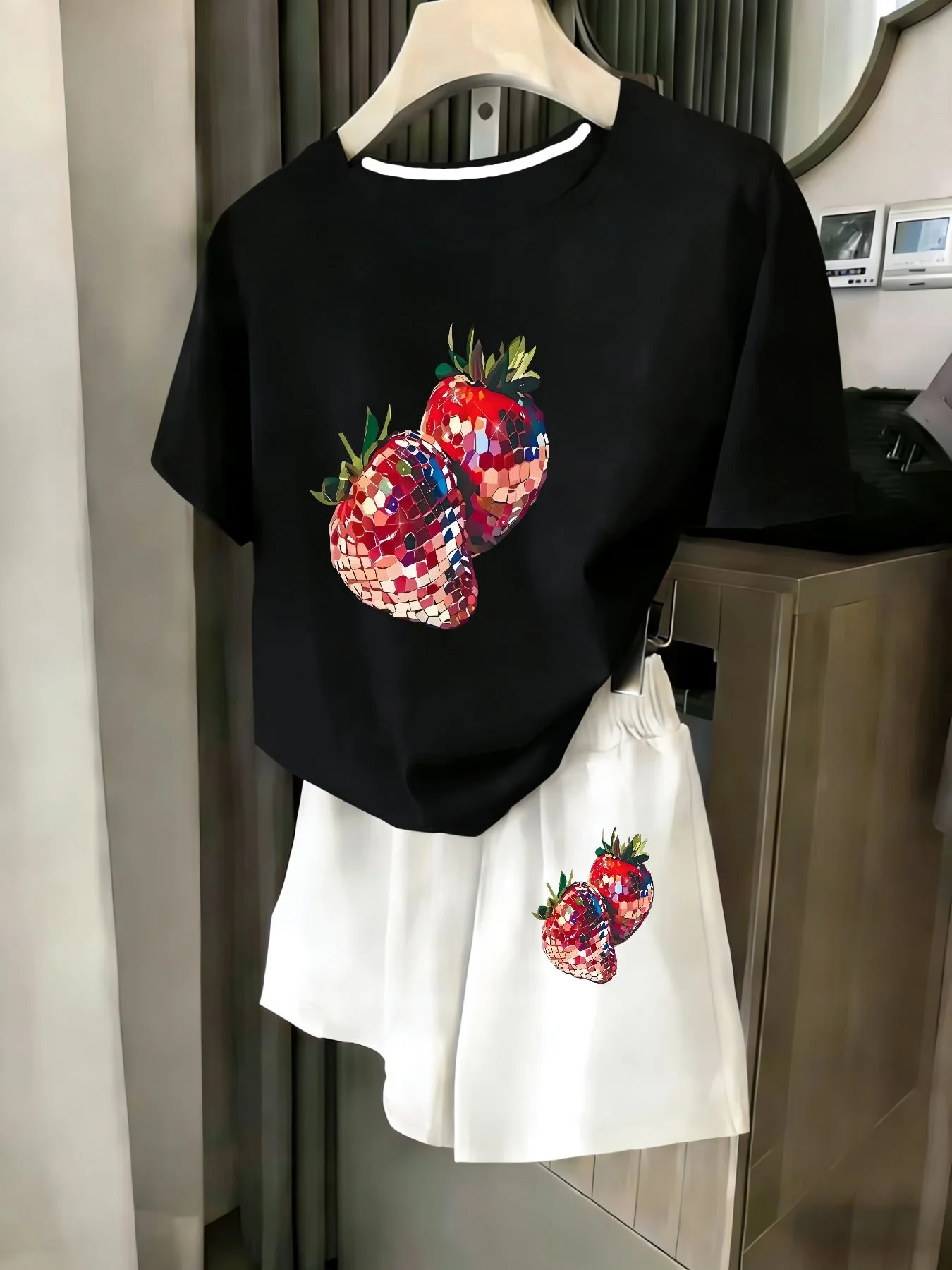 Ladies 2-Piece Set Summer Beach Vacation Casual round Neck Short Sleeve Random Print T-Shirt Elastic Waist Shorts Suit Comfortab
Ladies 2-Piece Set Summer Beach Vacation Casual round Neck Short Sleeve Random Print T-Shirt Elastic Waist Shorts Suit Comfortab