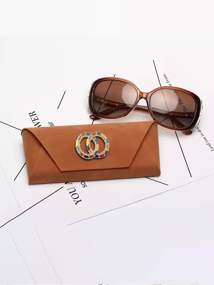 Women's Travel-Friendly Eyewear Cases Sturdy PU Leather Imitated Material Decor, Light Gold & White.
Women's Travel-Friendly Eyewear Cases Sturdy PU Leather Imitated Material Decor, Light Gold & White.