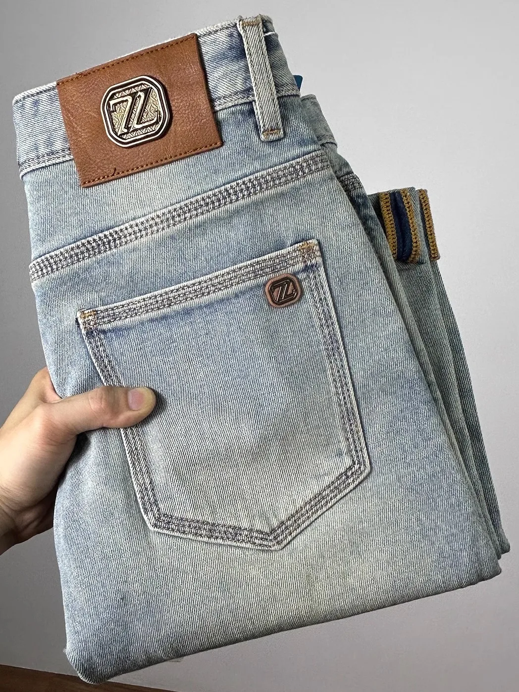 Мужские джинсы премиум-класса из Гонконга, новинка 2025 года, летние, тонкие, прямые, легкие, люксовые, повседневные, длинные брюки, мужские джинсы слим-фит
Мужские джинсы премиум-класса из Гонконга, новинка 2025 года, летние, тонкие, прямые, легкие, люксовые, повседневные, длинные брюки, мужские джинсы слим-фит