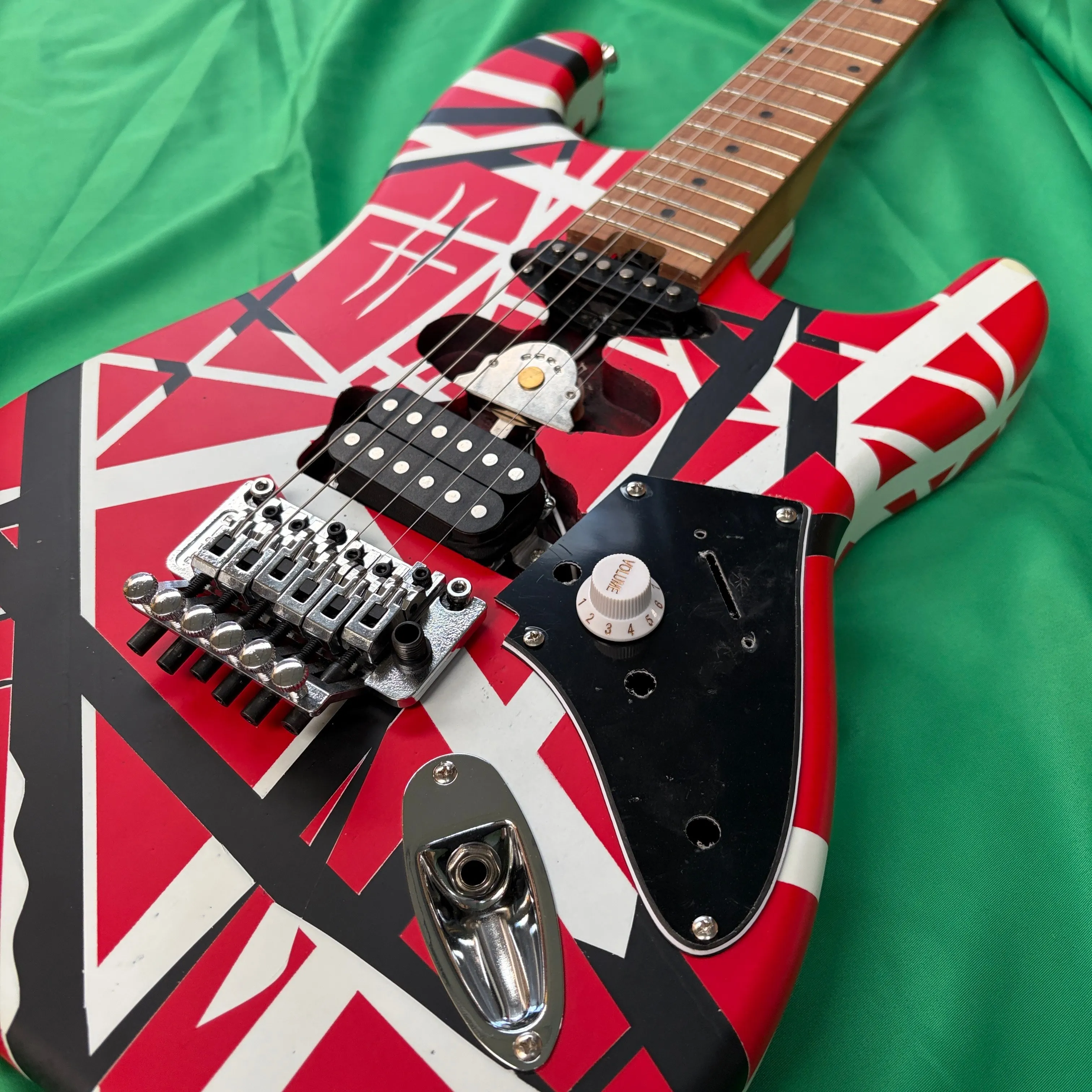 Хит продаж: шестиструнная электрогитара с двойной грифовой установкой и классическим дизайном для гитаристов
Хит продаж: шестиструнная электрогитара с двойной грифовой установкой и классическим дизайном для гитаристов