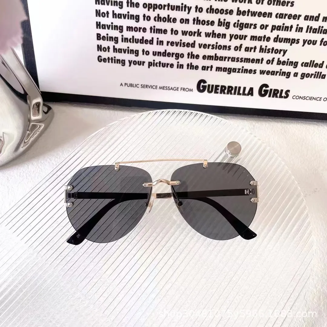 2025 Aviator Sunglasses Women Oversized Metal Frame Double Bridge, Polarized UV400 Protection Retro Pilot Shades for Round Face
2025 Aviator Sunglasses Women Oversized Metal Frame Double Bridge, Polarized UV400 Protection Retro Pilot Shades for Round Face