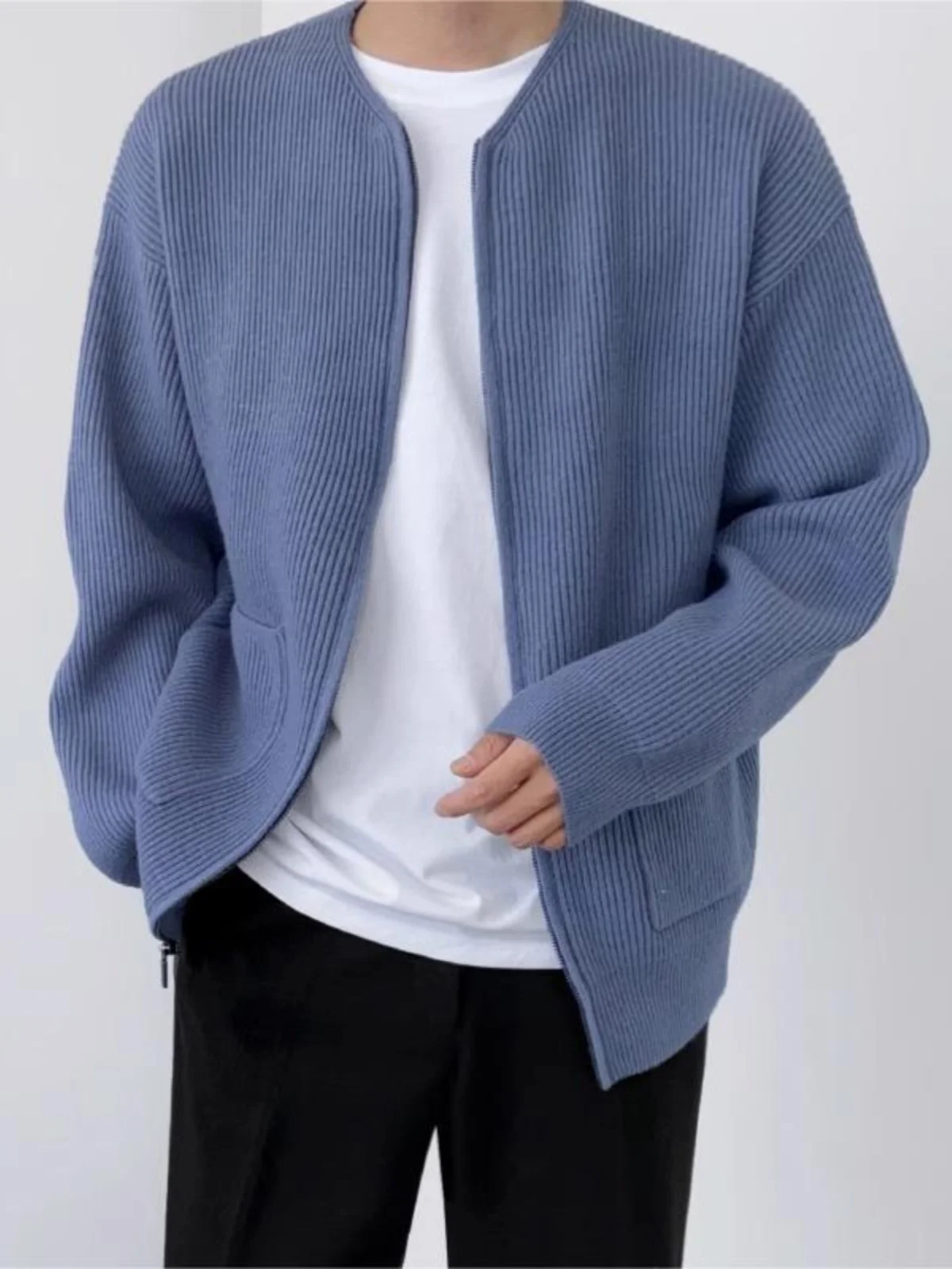 Корейский мужской кардиган-свитер на осень-зиму, свободный, вязаный, повседневный, однотонный, с круглым вырезом, с длинными рукавами
Корейский мужской кардиган-свитер на осень-зиму, свободный, вязаный, повседневный, однотонный, с круглым вырезом, с длинными рукавами