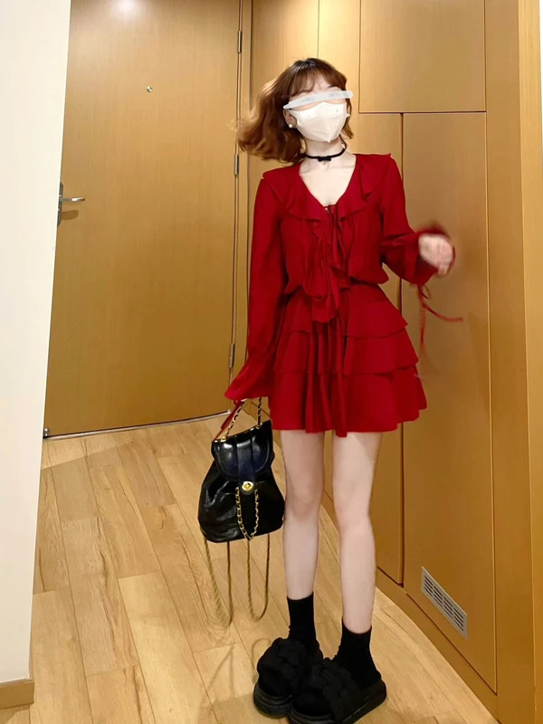 Early Autumn Korean Style Fashion Red Women's Set with V-neck Ties High-waist Skirt And Blouse with Lace Trim
Early Autumn Korean Style Fashion Red Women's Set with V-neck Ties High-waist Skirt And Blouse with Lace Trim