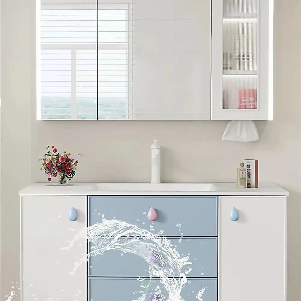 Комплект мебели для ванной комнаты: тумба с керамической раковиной, тумба-раковина с несколькими ящиками для хранения, тумба для ванной из дуба.
Комплект мебели для ванной комнаты: тумба с керамической раковиной, тумба-раковина с несколькими ящиками для хранения, тумба для ванной из дуба.