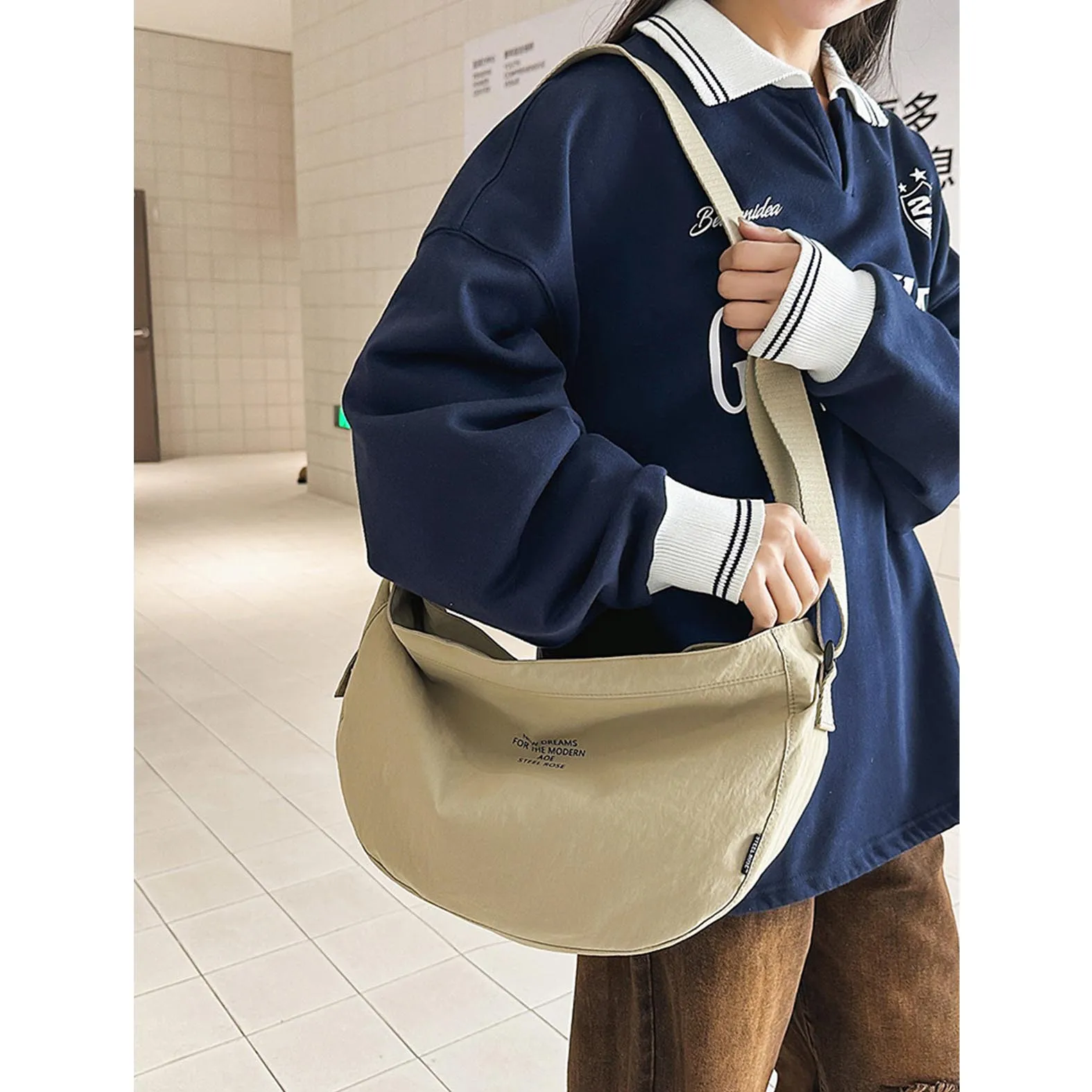 Crossbody bag for men's travel, lightweight leisure dumpling bag, simple and versatile waterproof outdoor commuting shoulder bag
Crossbody bag for men's travel, lightweight leisure dumpling bag, simple and versatile waterproof outdoor commuting shoulder bag