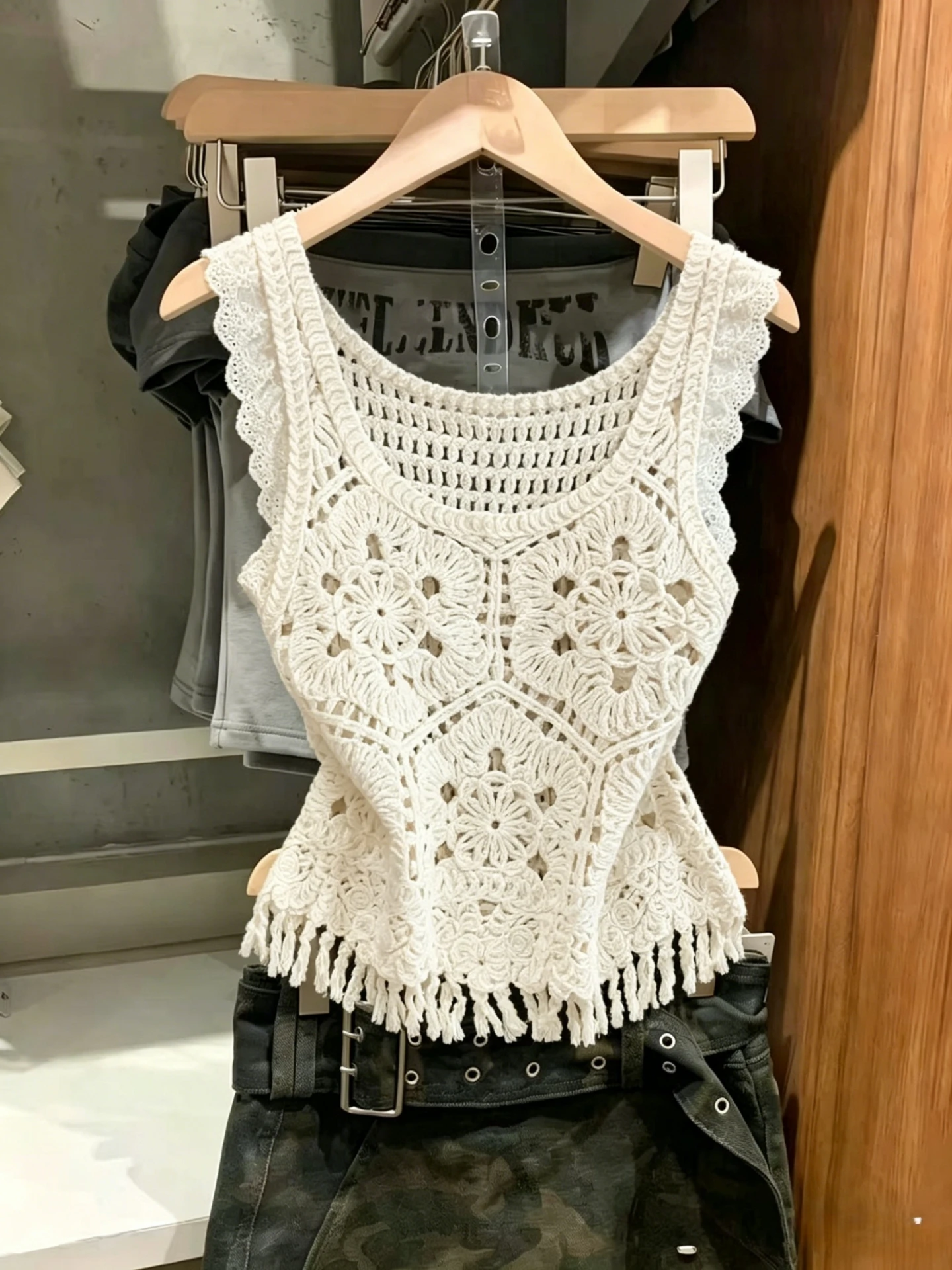 Summer Knitted Tassel Sleeveless Vest Women's Fashionable Hollow out Hook Flower Self-Preserving Style Casual Knitwear
Summer Knitted Tassel Sleeveless Vest Women's Fashionable Hollow out Hook Flower Self-Preserving Style Casual Knitwear