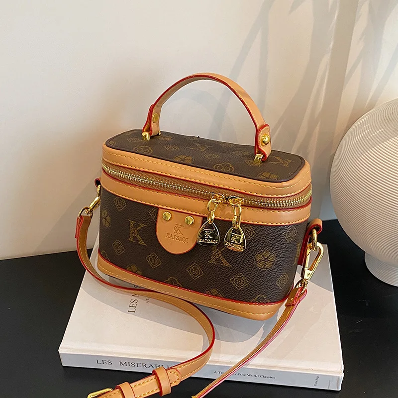 Сумка-коробка с монограммой 2025 года, винтажный кошелек на плечо для женщин, роскошная сумка через плечо, нишевая сумка «день-ночь», универсальная сумка на ремне
Сумка-коробка с монограммой 2025 года, винтажный кошелек на плечо для женщин, роскошная сумка через плечо, нишевая сумка «день-ночь», универсальная сумка на ремне 