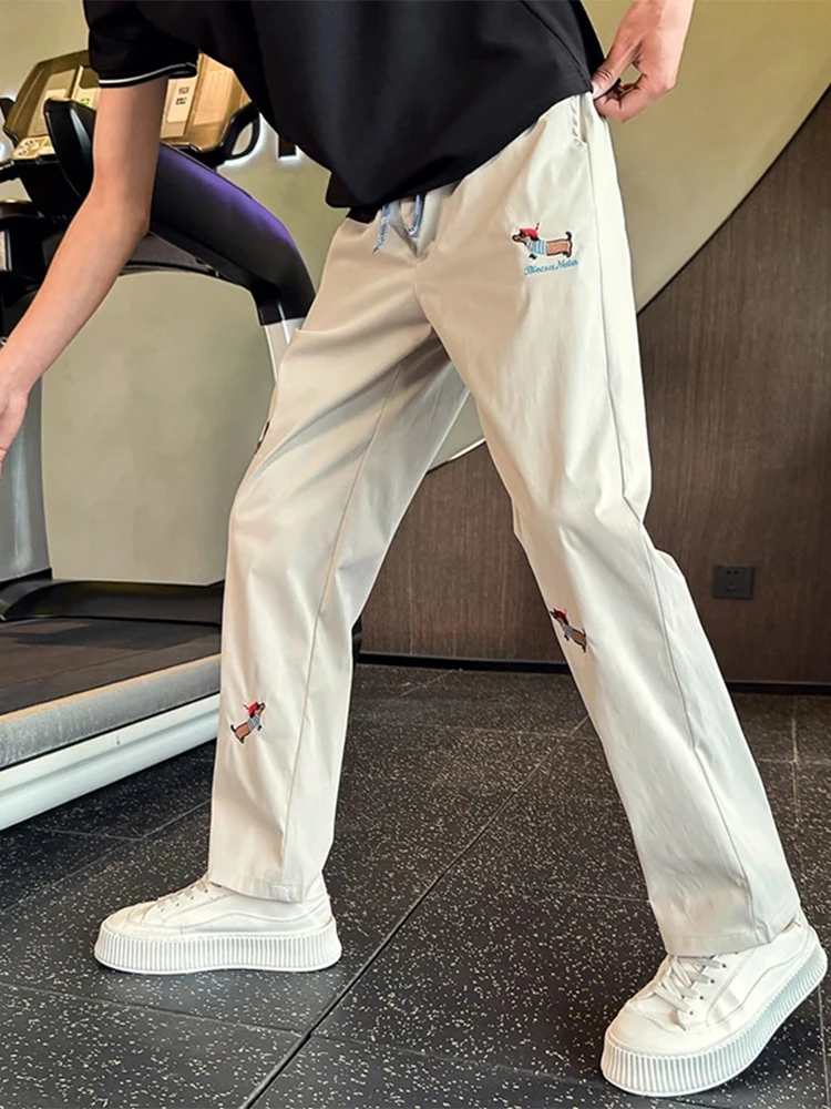 Легкие быстросохнущие мужские повседневные брюки прямого кроя из ледяного шелка с вышивкой в виде собачек, летние, тонкие, в американском уличном стиле
Легкие быстросохнущие мужские повседневные брюки прямого кроя из ледяного шелка с вышивкой в виде собачек, летние, тонкие, в американском уличном стиле