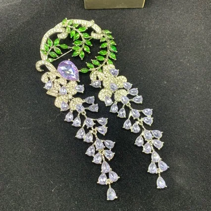 Красивая брошь с фиолетовым цветком, модная легкая роскошная высококачественная многофункциональная брошь большого размера
Красивая брошь с фиолетовым цветком, модная легкая роскошная высококачественная многофункциональная брошь большого размера