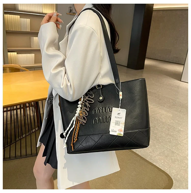 Autumn New 2025 Retro Fashion Underarm Tote Bag Women's Shoulder Bag for Commuting To Work Versatile Large-capacity Women's Bag
Autumn New 2025 Retro Fashion Underarm Tote Bag Women's Shoulder Bag for Commuting To Work Versatile Large-capacity Women's Bag