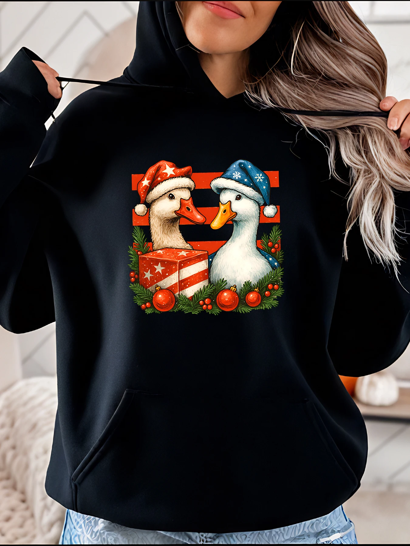 Толстовка с капюшоном с рождественским принтом в виде утки, повседневный праздничный дизайн, подарочная коробка с шляпой Санта-Клауса и украшения для женщин, зимний наряд
Толстовка с капюшоном с рождественским принтом в виде утки, повседневный праздничный дизайн, подарочная коробка с шляпой Санта-Клауса и украшения для женщин, зимний наряд