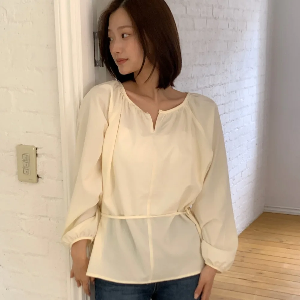 Korean Retro Casual Solid Color Chic Women Blouse Simple Basic Fashion Woman Blouse Street V-Neck White Black Apricot Top Female
Korean Retro Casual Solid Color Chic Women Blouse Simple Basic Fashion Woman Blouse Street V-Neck White Black Apricot Top Female