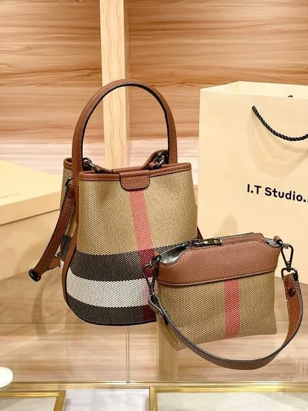 Faionable Plaid Leather Buet Bag Women's Crossbody oulder Handbag Mother Daughter Matching Bag Summer 2025 New Arrival
Faionable Plaid Leather Buet Bag Women's Crossbody oulder Handbag Mother Daughter Matching Bag Summer 2025 New Arrival