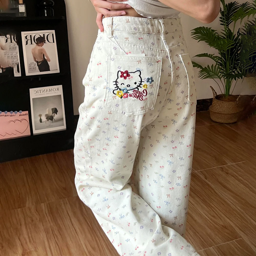 Модные женские белые джинсы Hello Kitty с вышивкой кошки, прямые брюки с высокой талией и широкими штанинами
Модные женские белые джинсы Hello Kitty с вышивкой кошки, прямые брюки с высокой талией и широкими штанинами