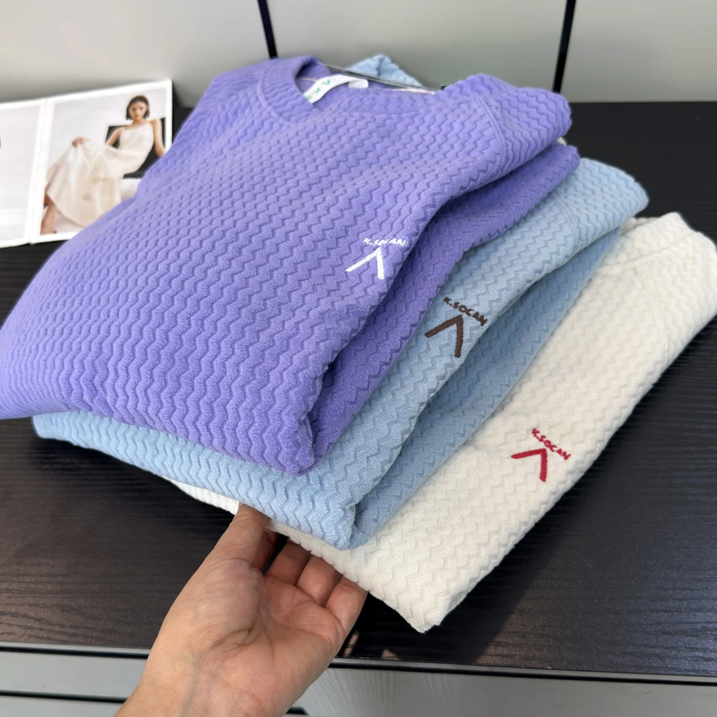 Couples Soft Fleece Lined Long Sleeve T-Shirt Men's Women's Goods Autumn Winter Base Layer Shirt Wave Pattern Sweatshirt
Couples Soft Fleece Lined Long Sleeve T-Shirt Men's Women's Goods Autumn Winter Base Layer Shirt Wave Pattern Sweatshirt
