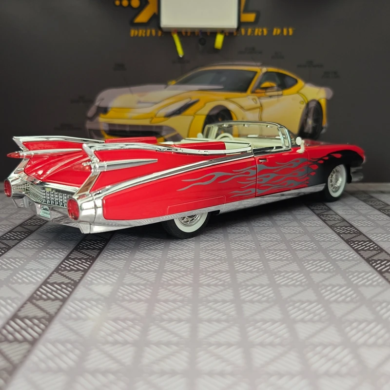 1:24 simulationCadillac alloy car model convertible retro vintage car doors can be opened rich in details, finely crafted
1:24 simulationCadillac alloy car model convertible retro vintage car doors can be opened rich in details, finely crafted
