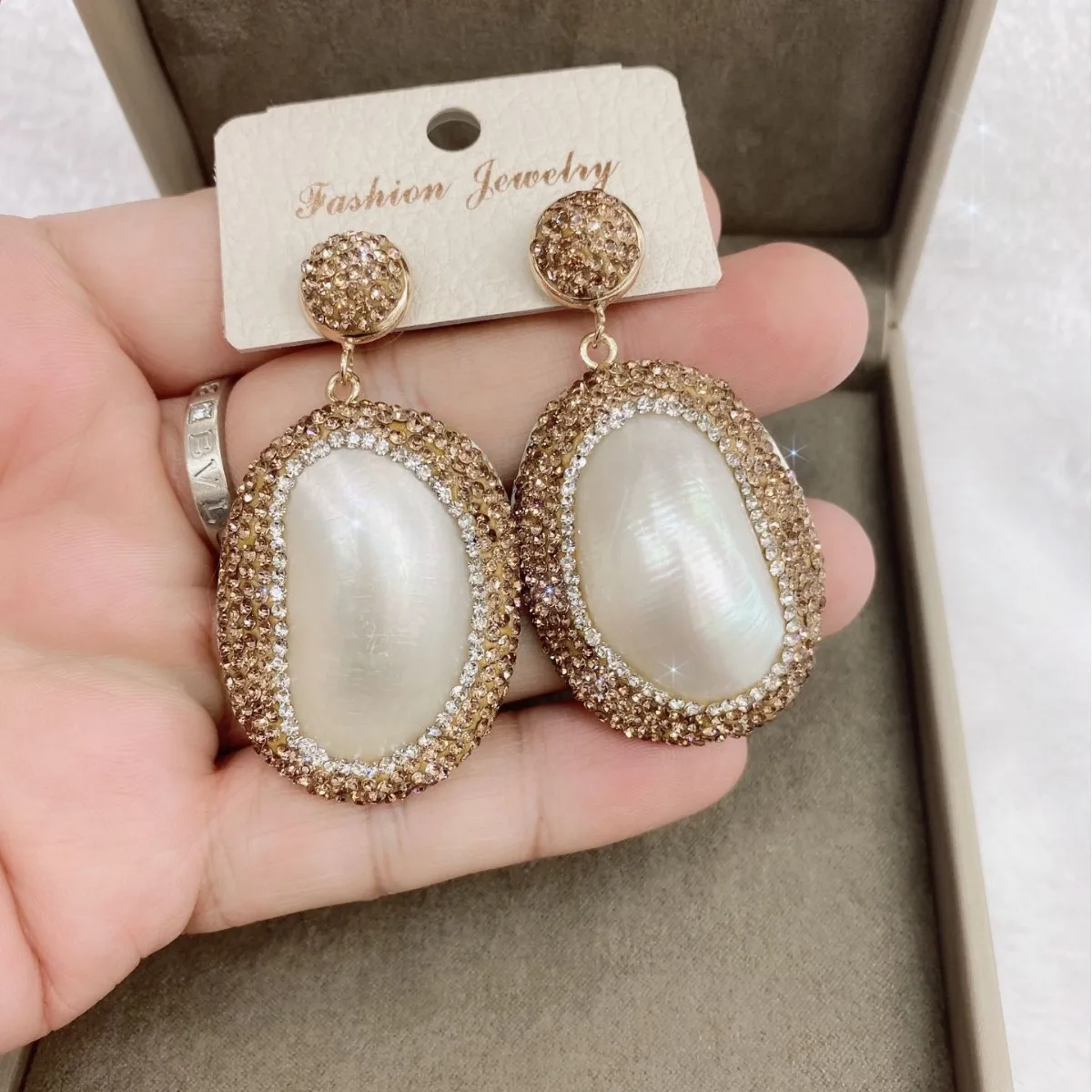 Shell freshwater special-shaped pearl earring inlaid with high-end light luxury fine inlaid with Czech stud earrings jewelry.
Shell freshwater special-shaped pearl earring inlaid with high-end light luxury fine inlaid with Czech stud earrings jewelry.