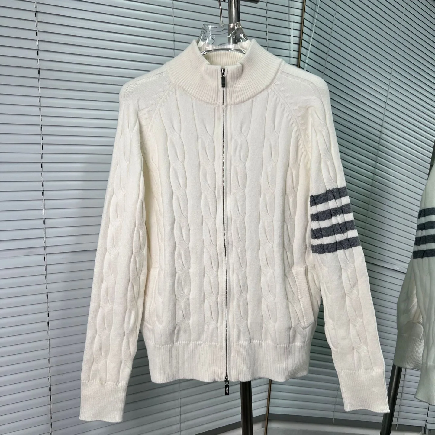 Classic Striped Four-Bar Knit Cardigan Zipper Collar Women's Sle Couple Sweater Woolen Material Regular Thin
Classic Striped Four-Bar Knit Cardigan Zipper Collar Women's Sle Couple Sweater Woolen Material Regular Thin